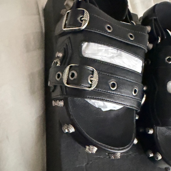 Isela metallic leather sandals in silver - Isabel Marant  Vestal Black Sandals with Silver Accents